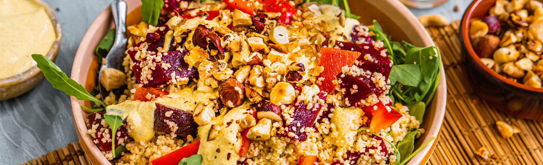 Couscoussalade met paprika, bietjes, noten en kerrieyoghurt ALDI.nl