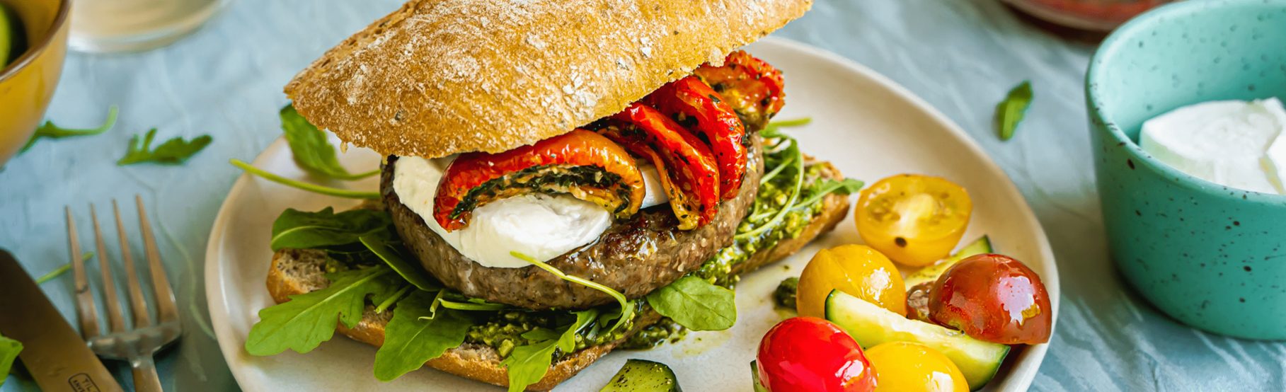 Broodje hamburger met zongedroogde tomaten, mozzarella en pesto ALDI.nl