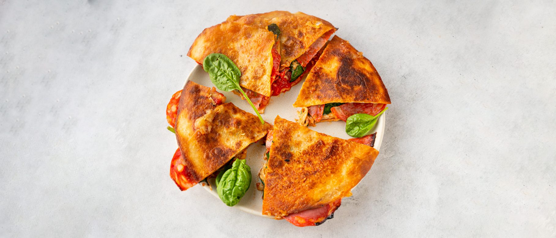 Quesadilla’s met spinazie, tomatenblokjes, chorizo en geraspte kaas