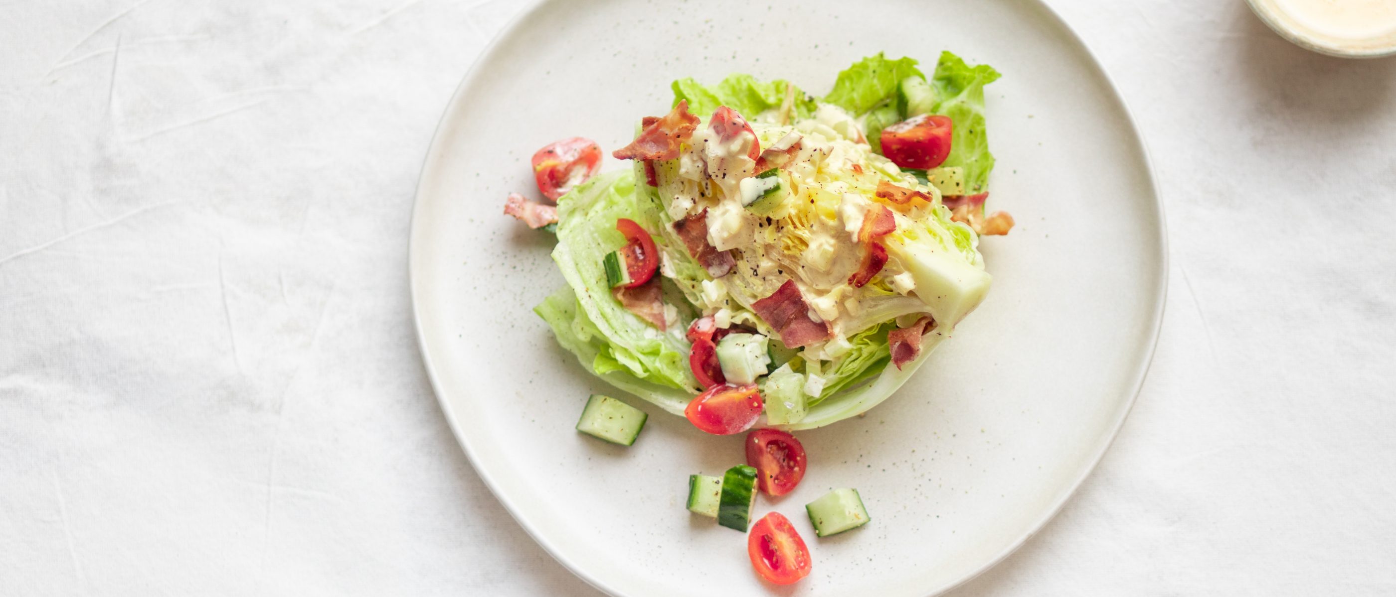 Zomerse salade met streaky bacon en Thousand Islanddressing ALDI