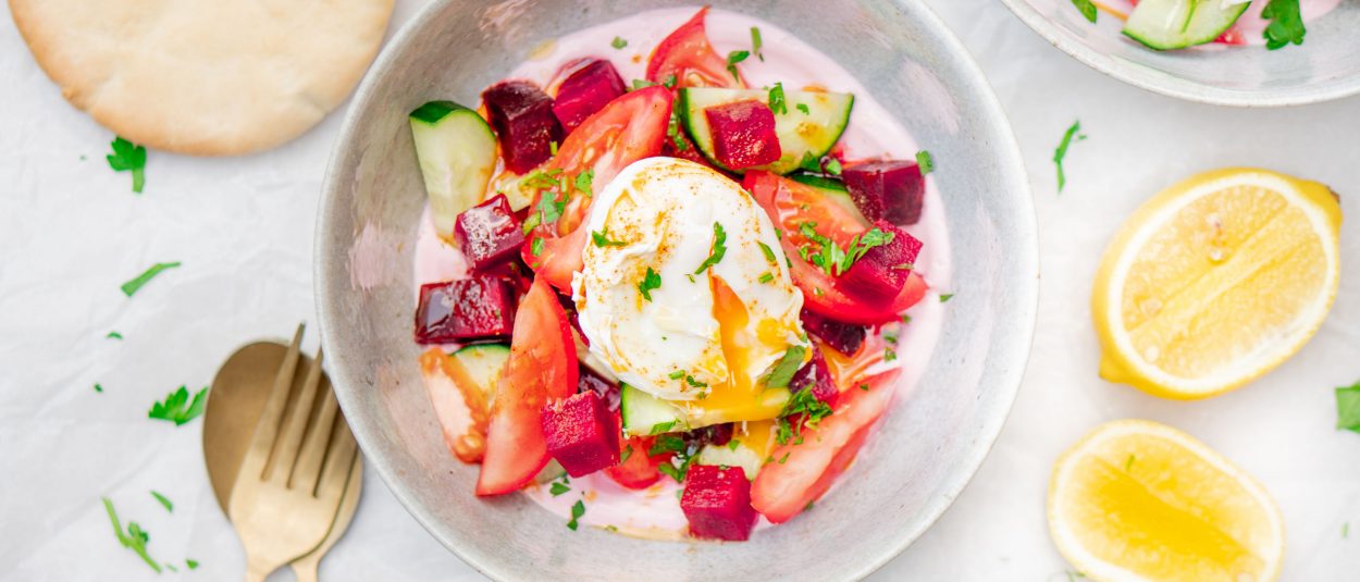Labneh (hartige yoghurtdip) met tomatensalade en gepocheerd ei